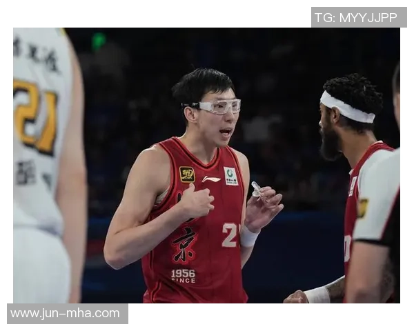 上海篮球队个人能力引发热议球迷对球员表现的看法各异 上海篮球队个人能力引发热议球迷对球员表现的看法各异